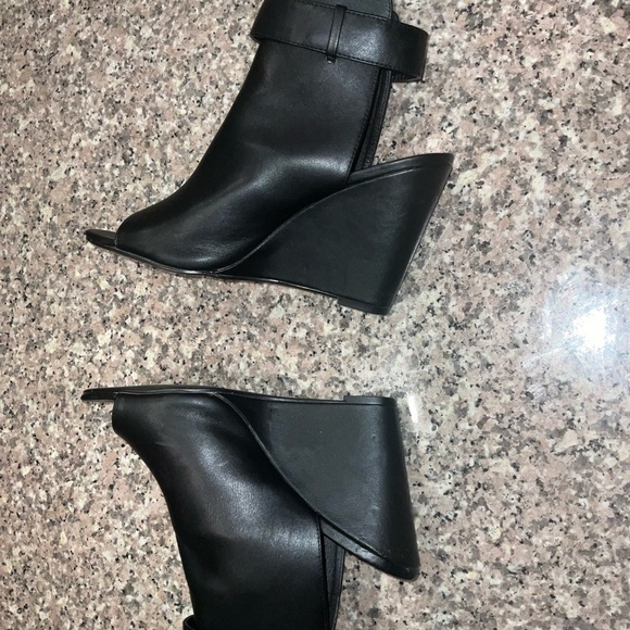 Beautiful Black and Gold Open Toe Leather Wedge - Picture 3 of 6